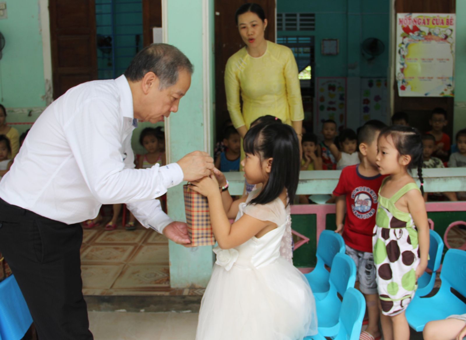 Chairman of the Provincial People’s Committee Phan Ngoc Tho presents gifts to children on the occasion of Mid-Autumn festival