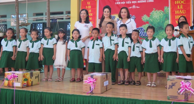 Trao hơn 1 000 phần quà trung thu cho học sinh phường Hương Long