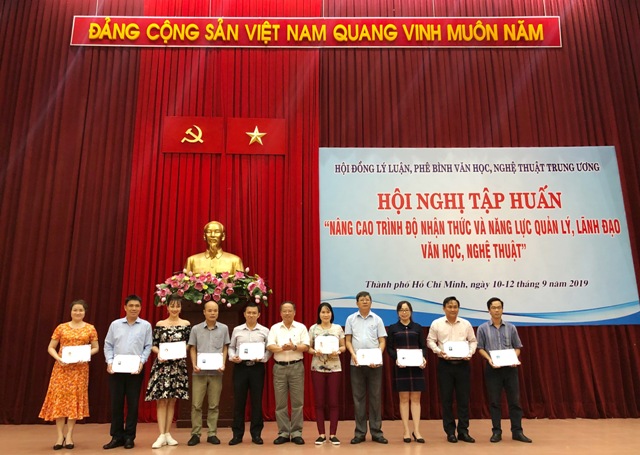 Bế mạc lớp tập huấn nâng cao nhận thức và quản lý, lãnh đạo văn học, nghệ thuật