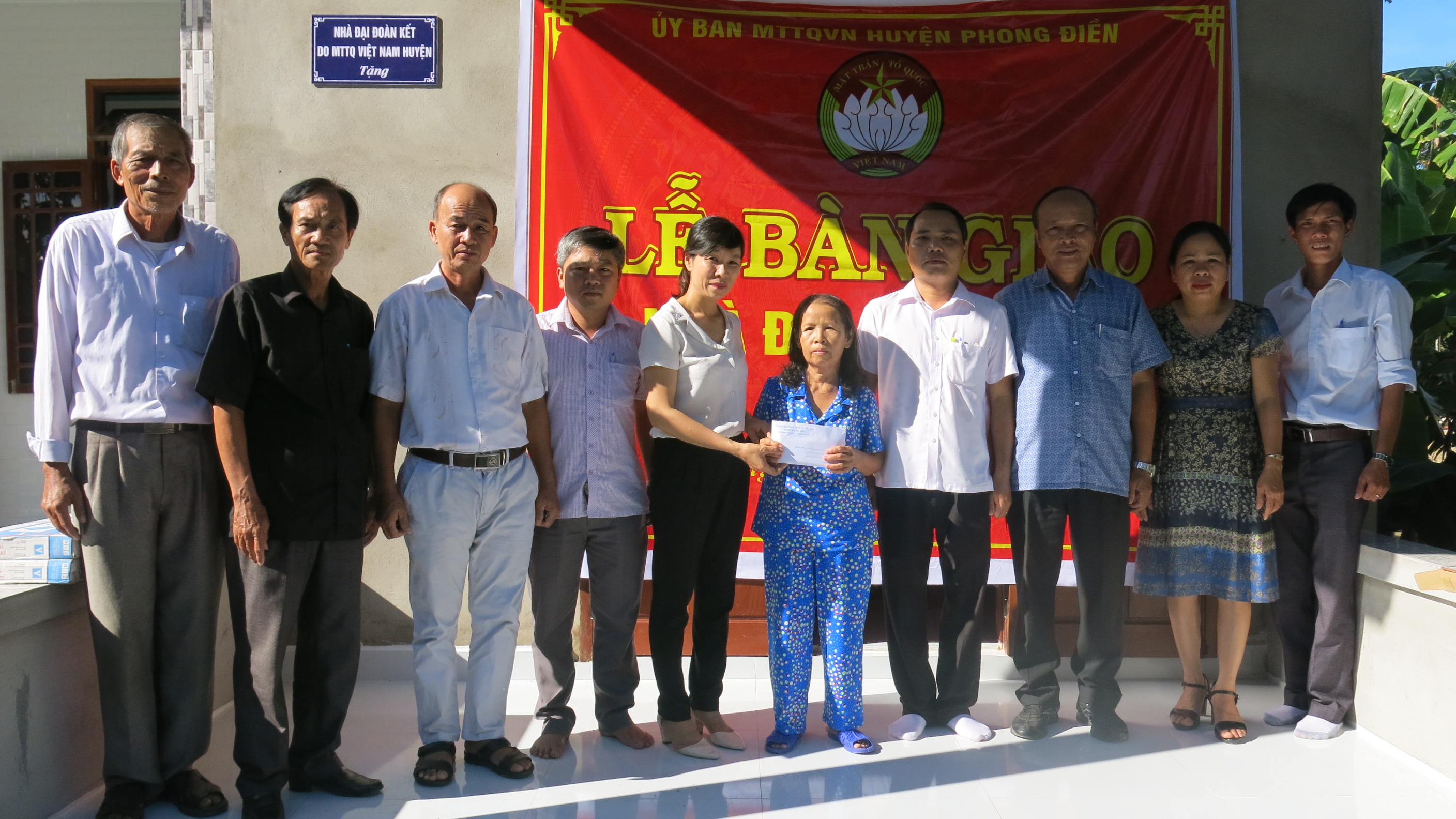 Bàn giao nhà đại đoàn kết cho hộ bà Hồ Thị Dưỡng