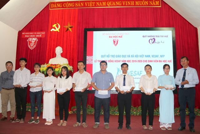 Trao 32 suất học bổng VESAF cho sinh viên ĐH Huế