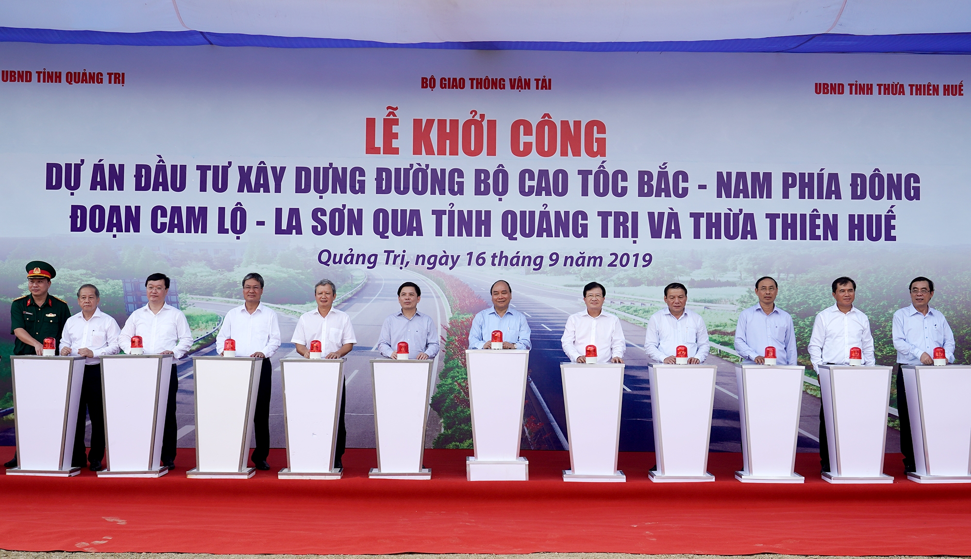 Thủ tướng Nguyễn Xuân Phúc dự lễ khởi công cao tốc Cam Lộ-La Sơn