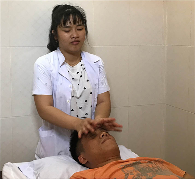 Người khiếm thị ổn định kinh tế với nghề massage