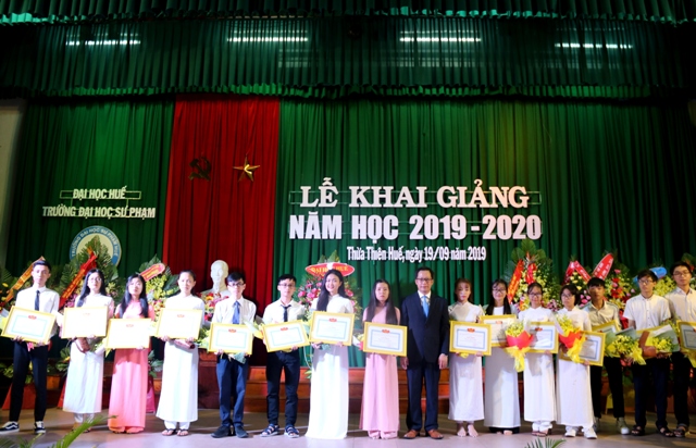 Hơn 600 tân sinh viên Trường ĐH Sư phạm bước vào năm học mới