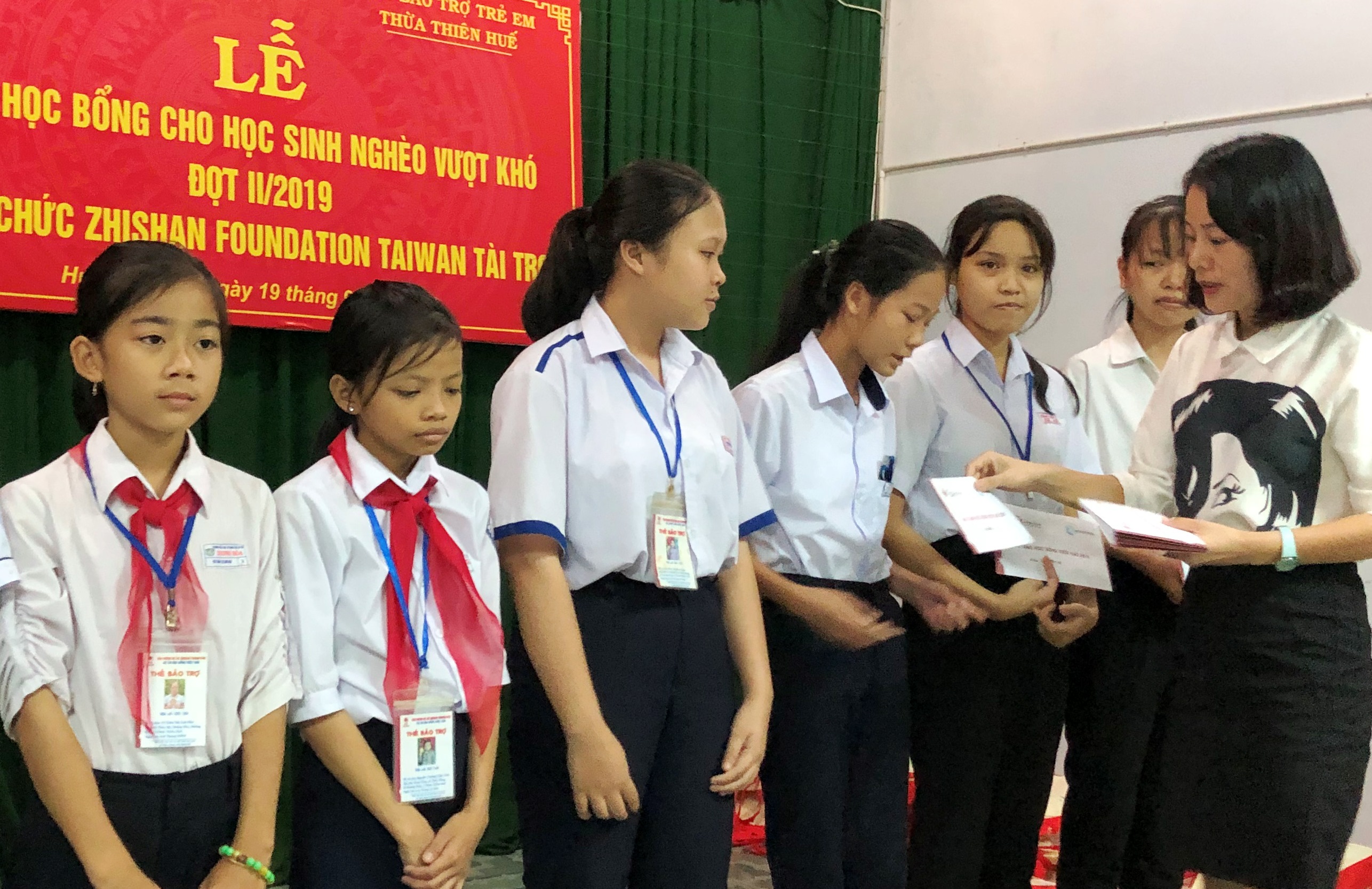 Zhishan Foundation trao học bổng cho học sinh Hương Thủy nghèo vượt khó