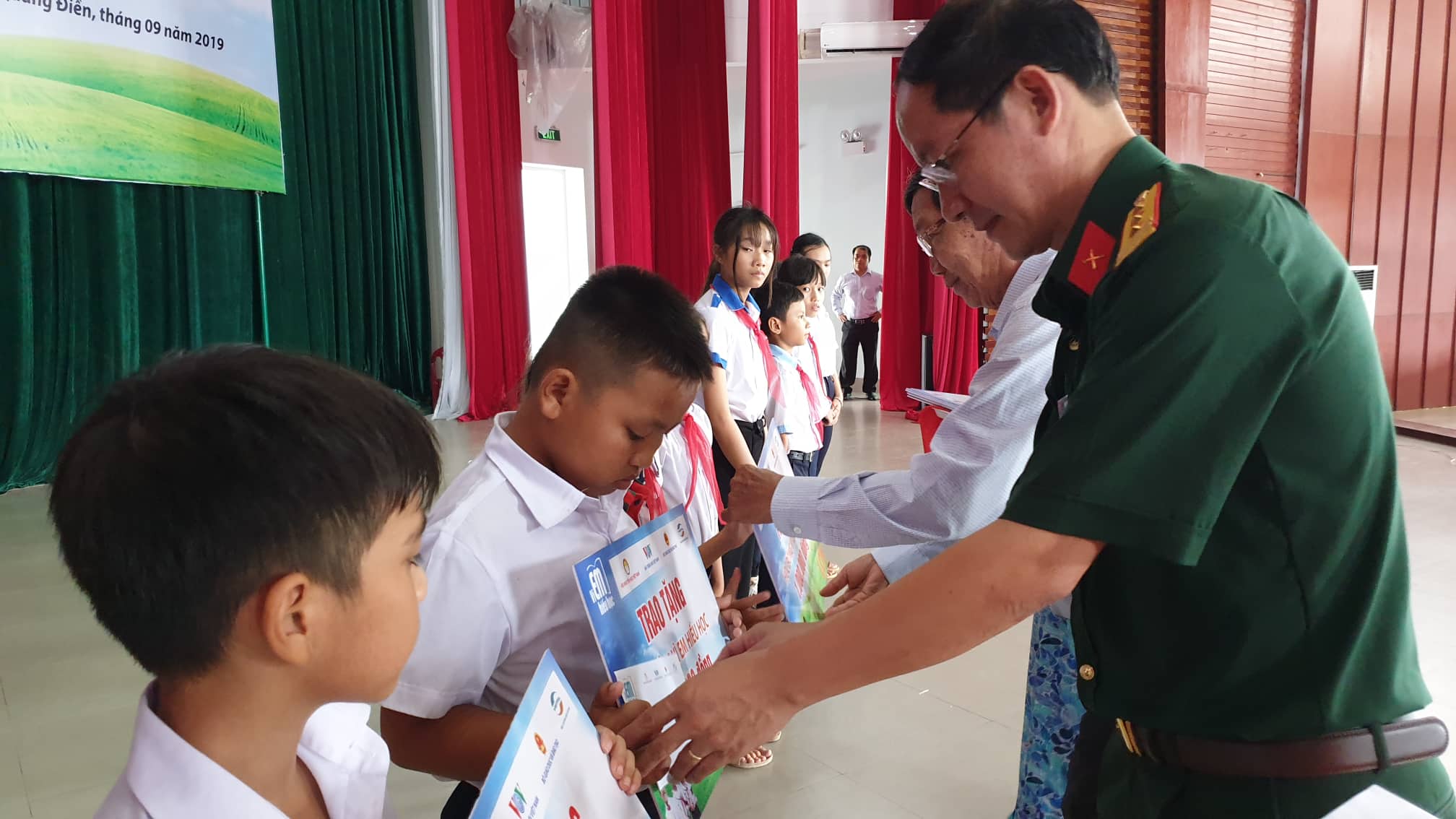 Viettel trao 440 suất học bổng “Vì em hiếu học”