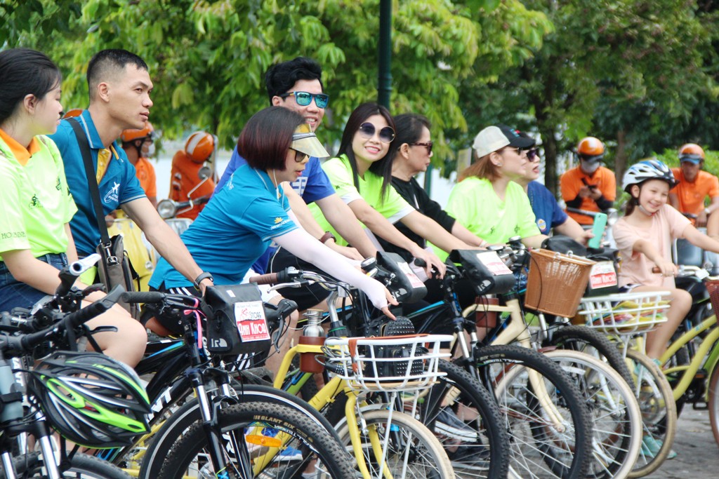 Gia đình Trịnh Công Sơn đạp xe diễu hành vì tình yêu với Huế