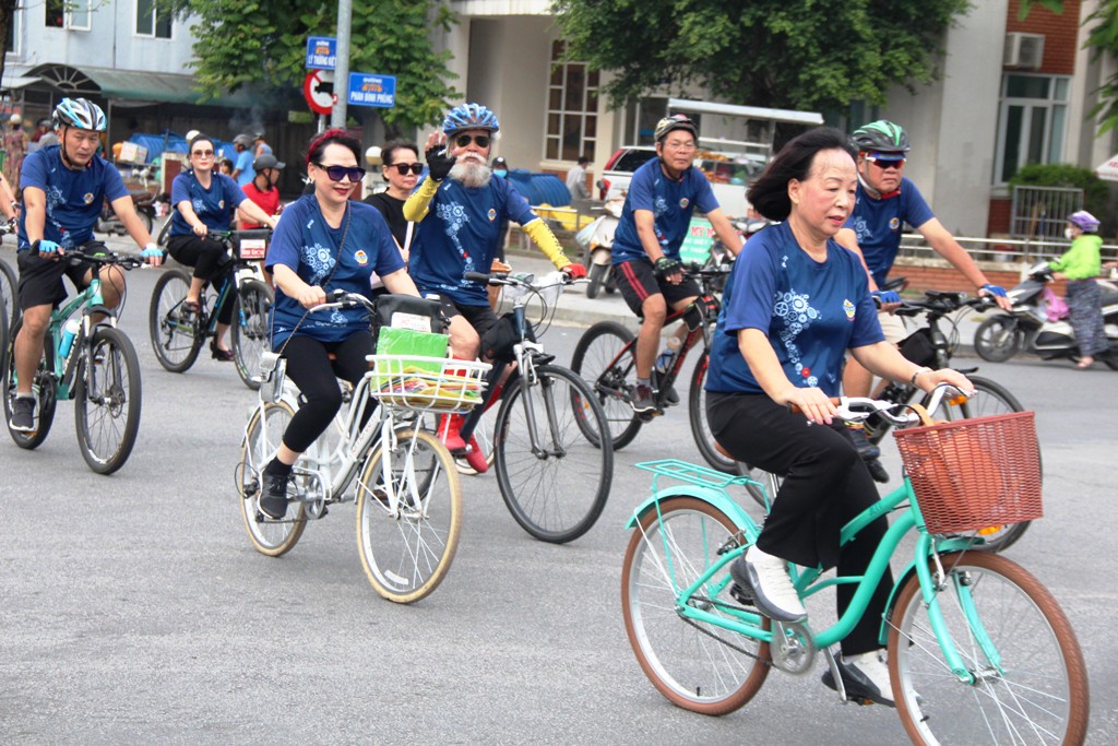 Trinh Cong Son s family goes on a bike parade to express their love for Hue