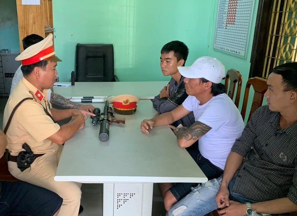 Tạm giữ lái xe và các đối tượng dùng súng đe dọa xe khách