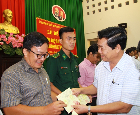 Trao chứng chỉ cho 58 học viên tham gia lớp bồi dưỡng về kiểm tra giám sát, thi hành kỷ luật trong Đảng