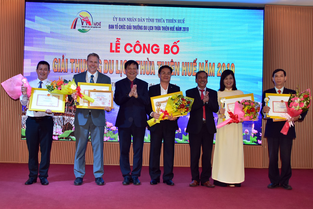 Awarding Hue Tourism Award to units with many contributions to tourism sector