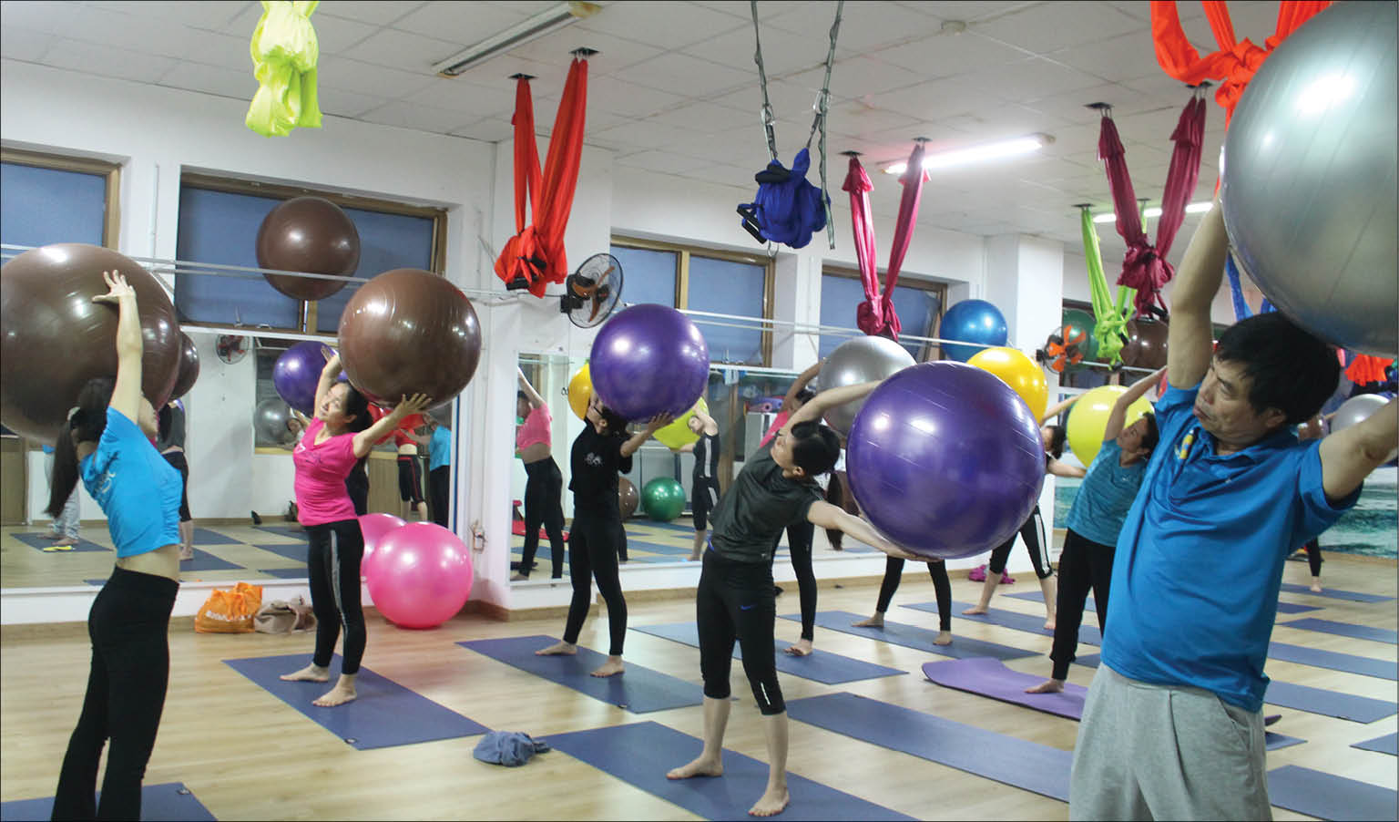 Lăn cùng yoga bóng