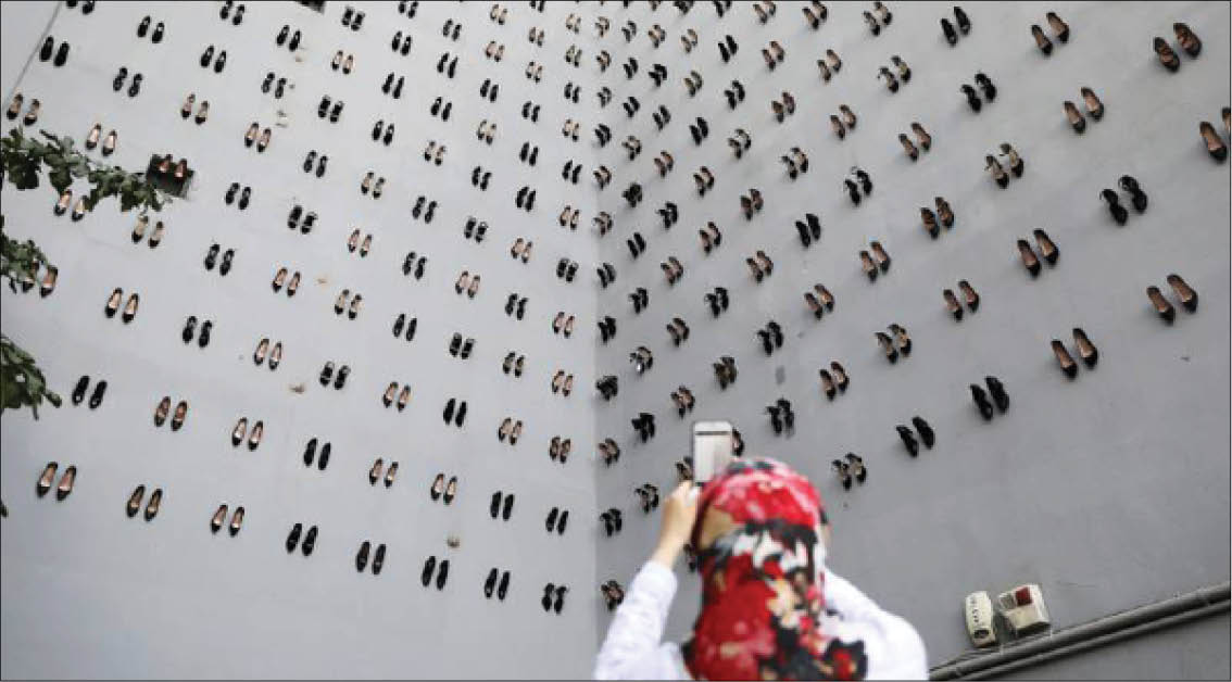 Nghệ thuật sắp đặt từ giày cao gót của những phụ nữ bị sát hại