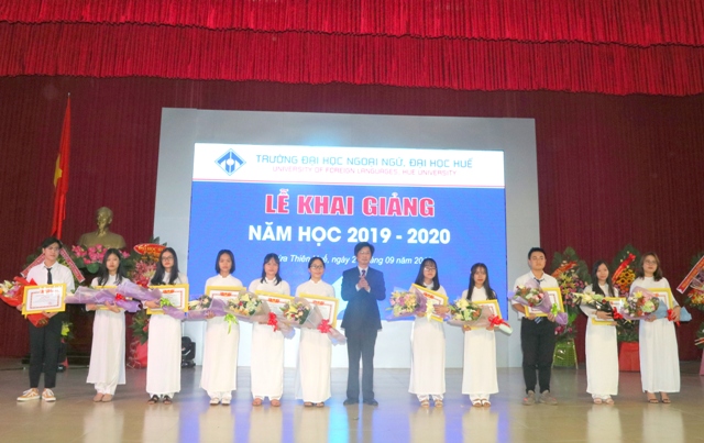 1 458 tân sinh viên Trường ĐH Ngoại ngữ bước vào năm học mới