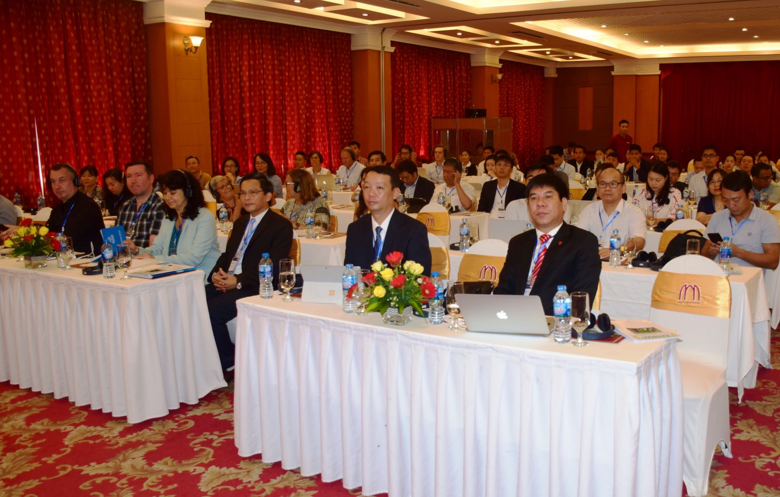 Building smart cities based on distinctive features and advantages