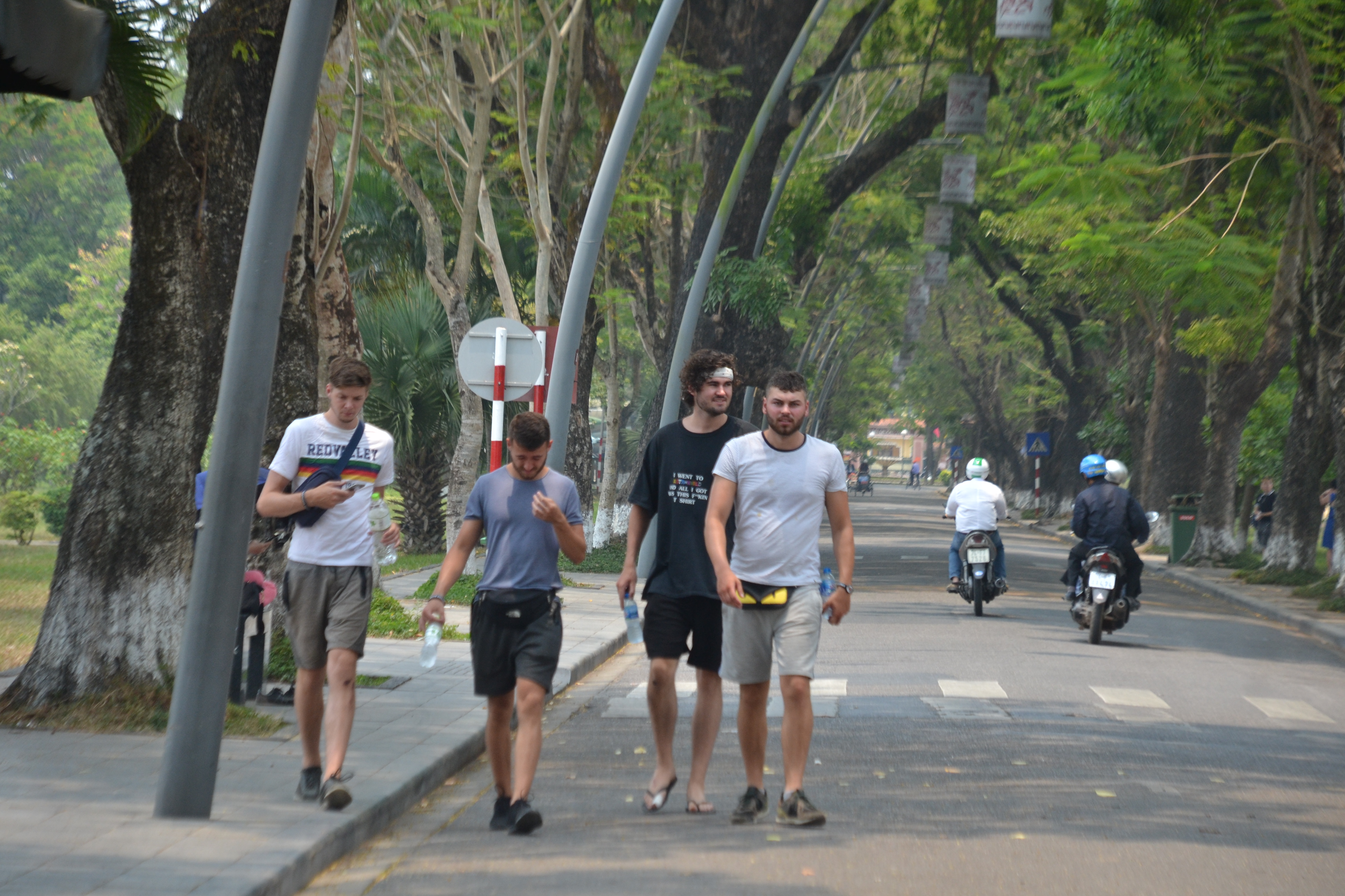 Phạt 35 triệu đồng hai người nước ngoài hướng dẫn trái phép khi đến Huế