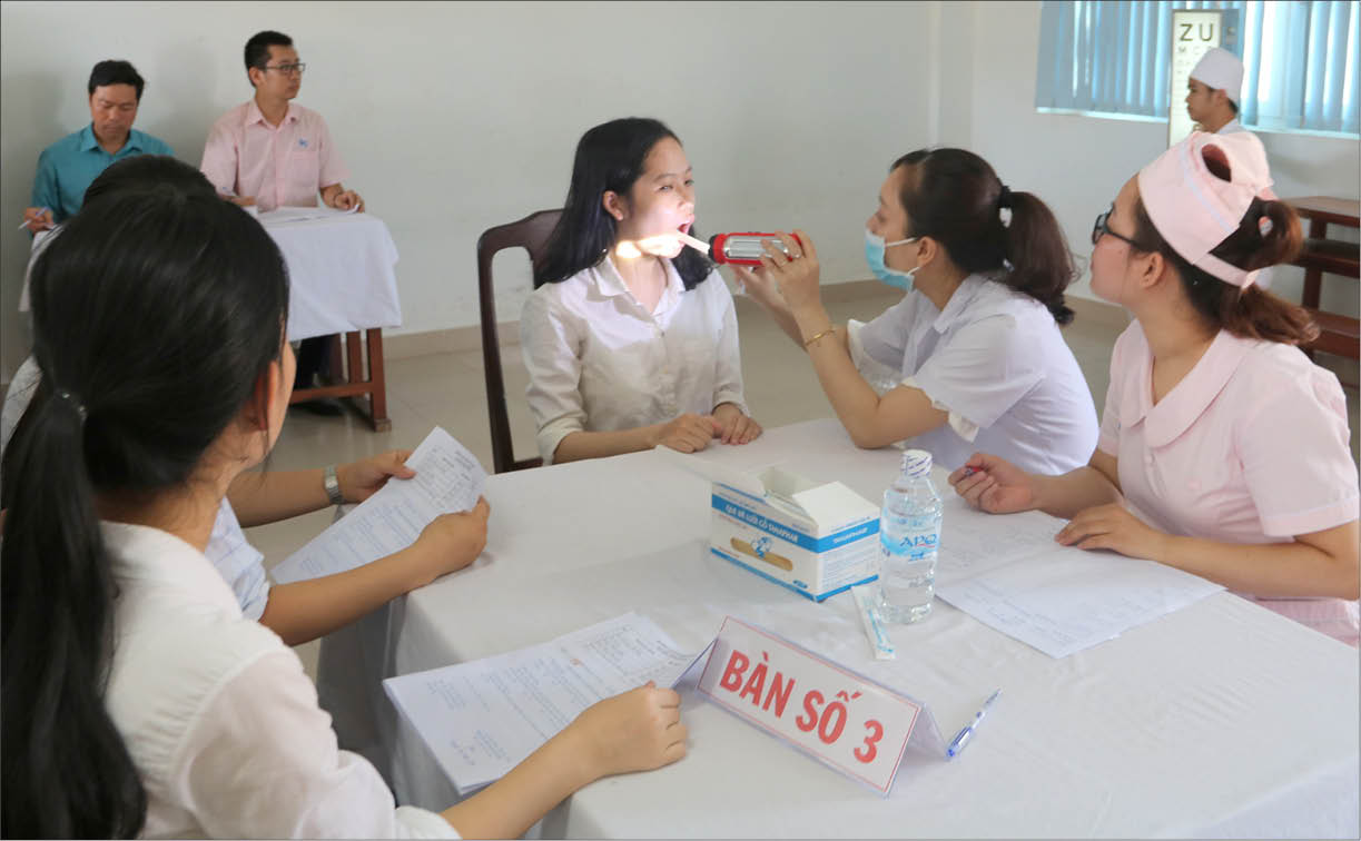 Bảo hiểm y tế sinh viên  Khó đạt, nếu bắt buộc tự nguyện