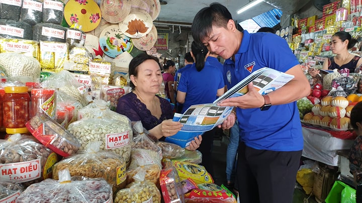 Tuyên truyền về xử lý sim rác cho tiểu thương 9 chợ
