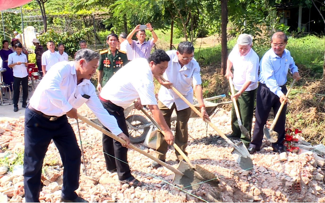 Trao 60 triệu đồng hỗ trợ xây dựng nhà “Nghĩa tình Cựu chiến binh”