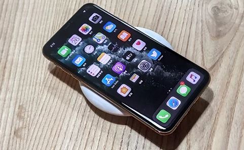 iPhone chạy iOS 13 1 bị giới hạn tốc độ sạc không dây