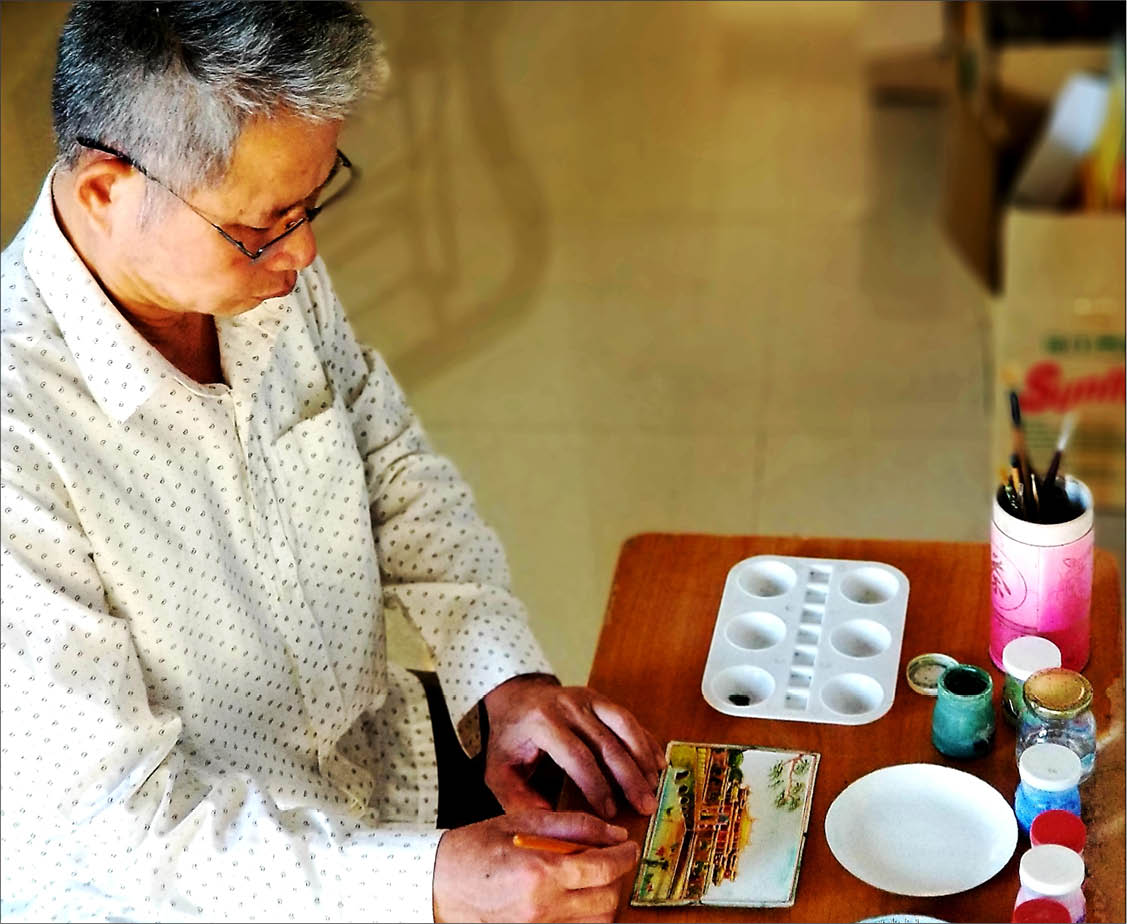 Making Phap Lam paintings with all his heart