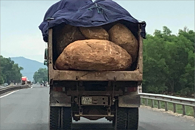 Xe tải chở đá gây nguy hiểm lưu thông như “chốn không người”