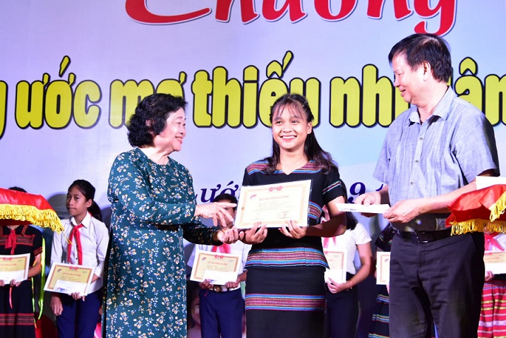 Awarding 220 Vu A Dinh scholarships to students provincewide