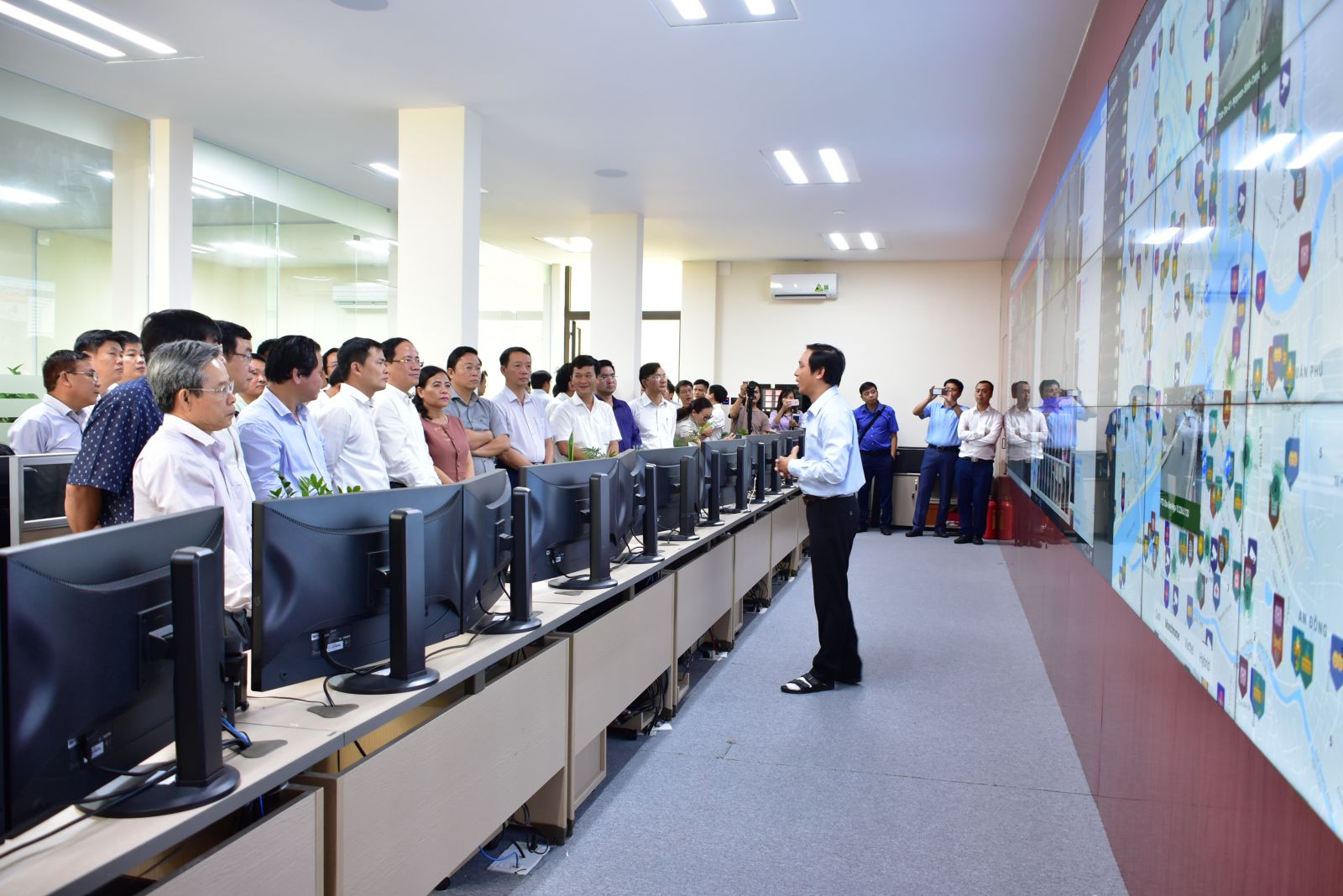 Sharing experiences on building smart city of Hue City