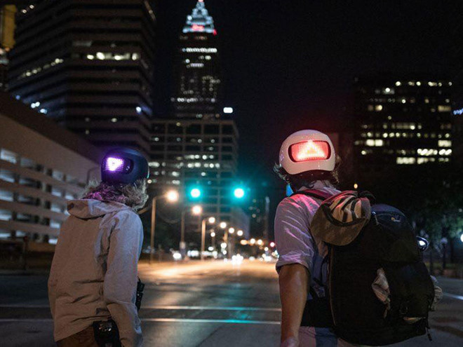 Mũ bảo hiểm báo rẽ bằng đèn LED