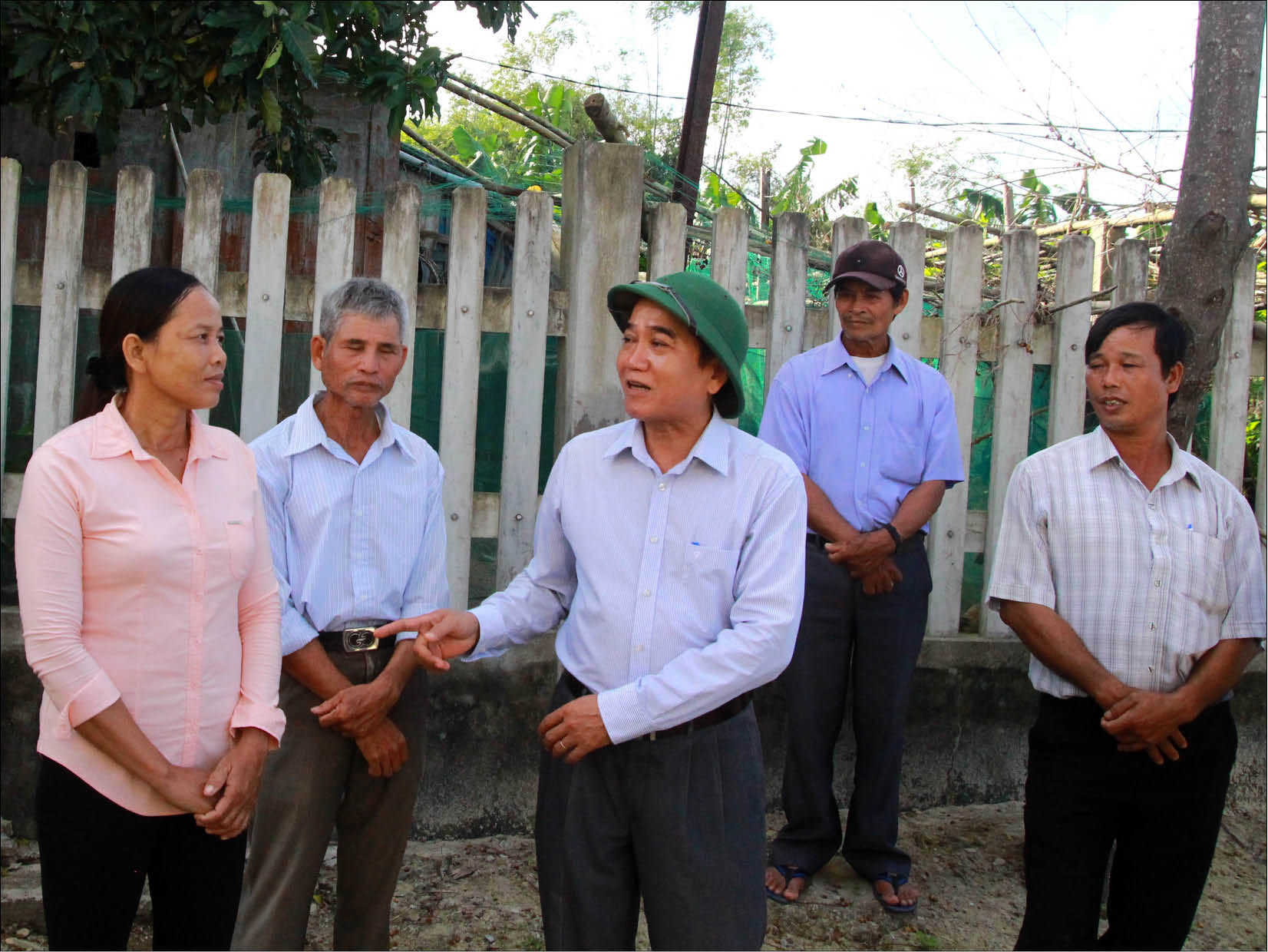 Bám cơ sở làm dân vận