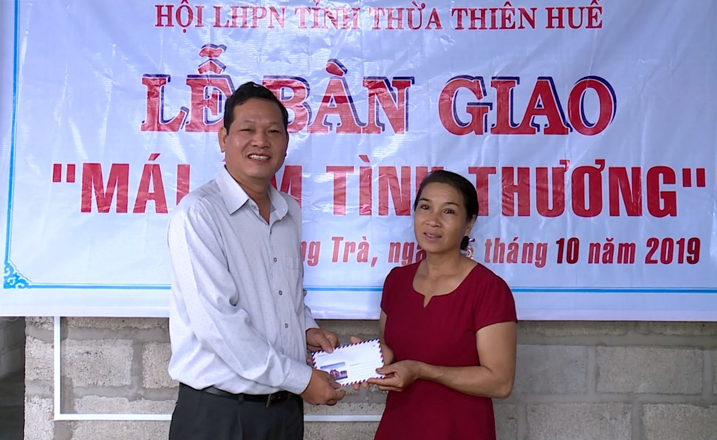 Bàn giao “Mái ấm tình thương” trị giá 100 triệu đồng cho hội viên phụ nữ