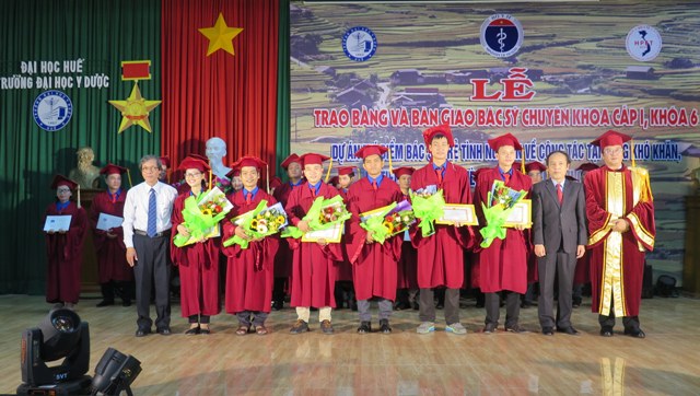 Bàn giao 27 bác sĩ thuộc dự án đưa bác sĩ trẻ tình nguyện về vùng khó khăn