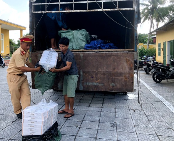 Xe ô tô vận chuyển gần 25 000 gói thuốc lá không hóa đơn chứng từ