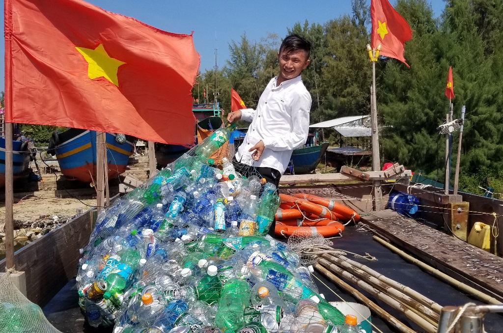 Vừa đi biển  vừa nhặt rác