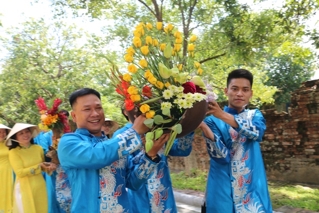 Hoàng cung Huế - Áo dài và hoa