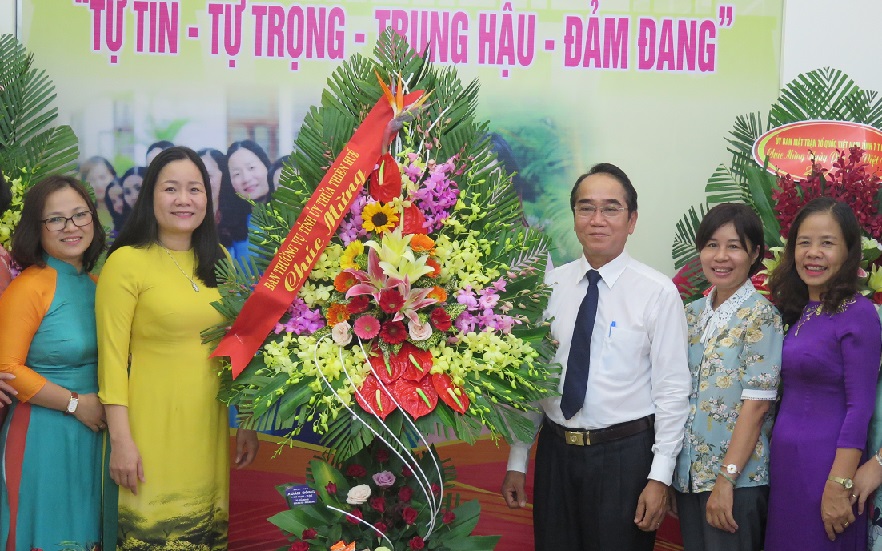 Phó Bí thư Thường trực Tỉnh ủy Bùi Thanh Hà thăm, tặng hoa chúc mừng Hội Liên hiệp Phụ nữ tỉnh