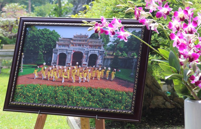Hue Imperial Palace, ao dai and flowers