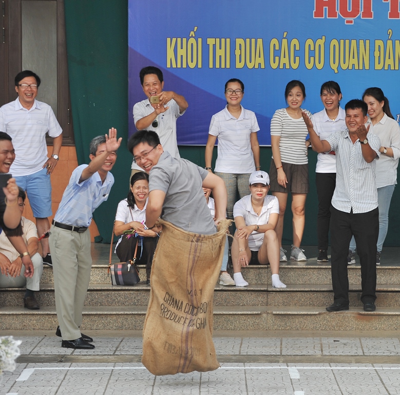 Tràn ngập tiếng cười tại Hội thao Khối thi đua cơ quan Đảng