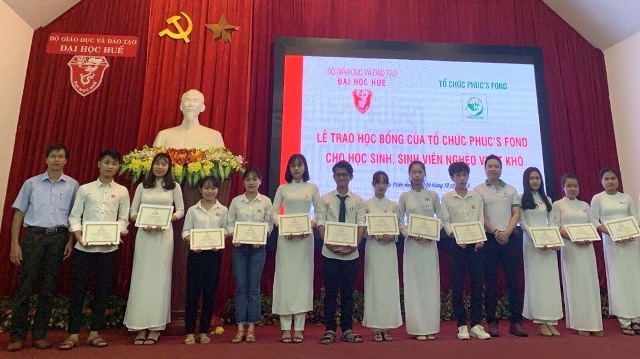 Trao gần 110 suất học bổng cho học sinh, sinh viên nghèo