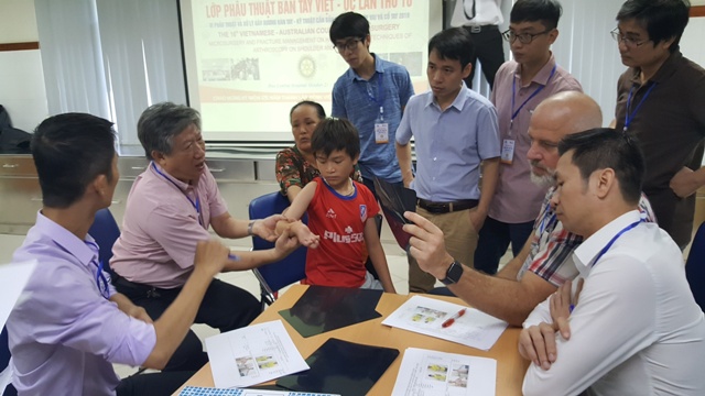 Cập nhật kỹ thuật mới phẫu thuật dị tật bàn tay cho các bác sĩ miền Trung và cả nước