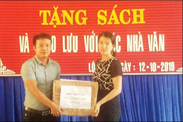 Truyền tình yêu sách cho học sinh