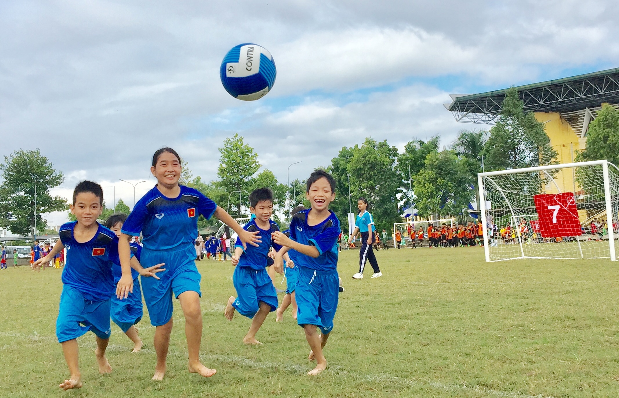 Trẻ thiệt thòi tham gia ngày hội bóng đá vui