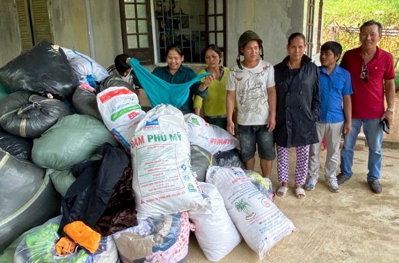 Tặng hơn 1 tấn áo quần cho người dân Hồng Tiến