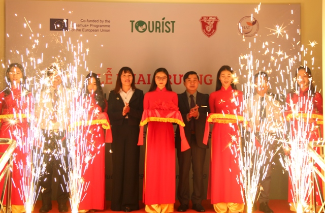 Khai trương Trung tâm năng lực vì sự phát triển du lịch bền vững