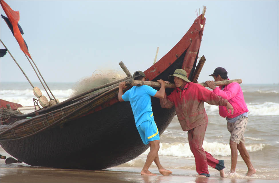 Sóng vỗ dưới chân người