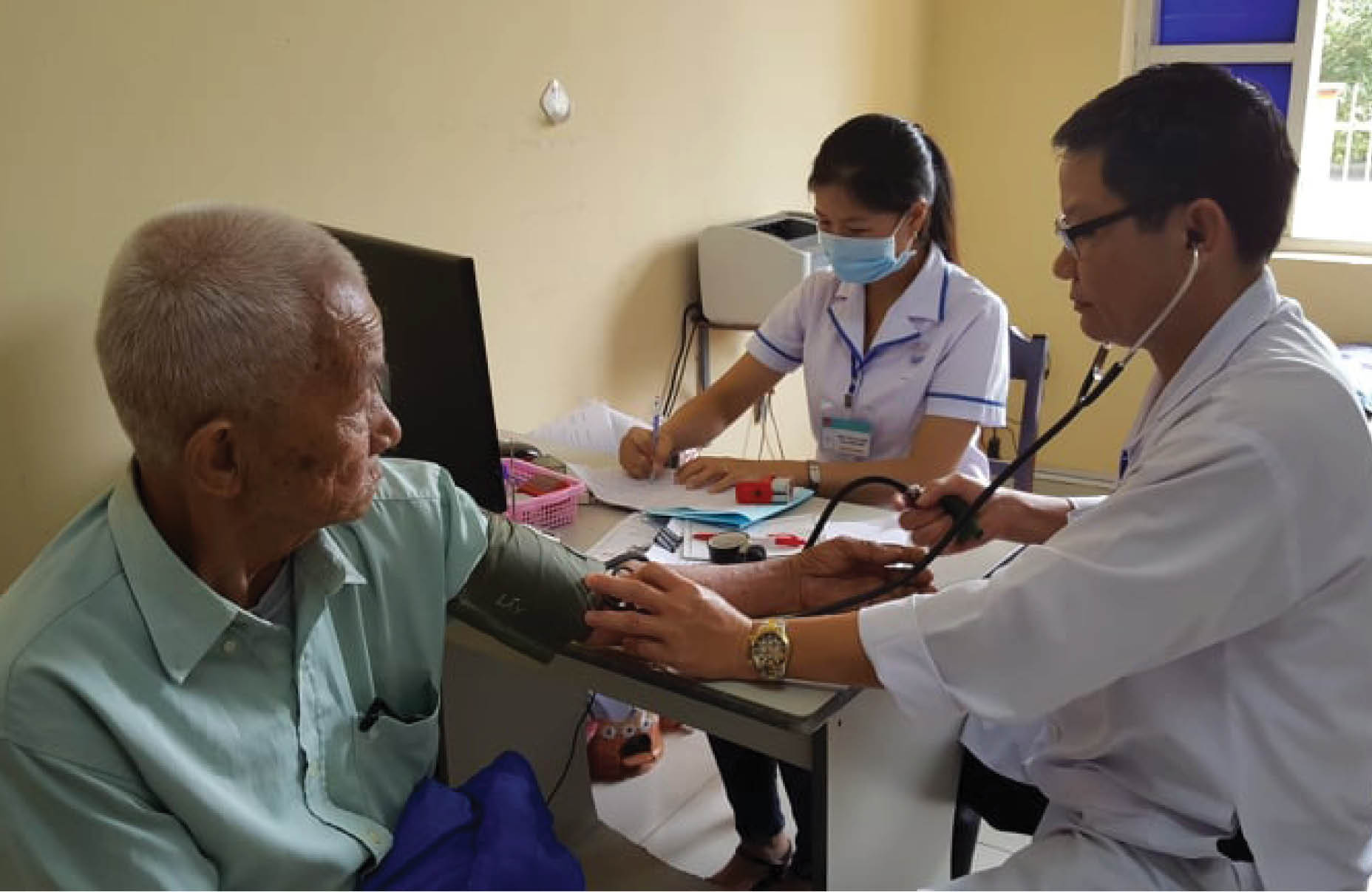 Bảo hiểm y tế gặp khó ở vùng bãi ngang