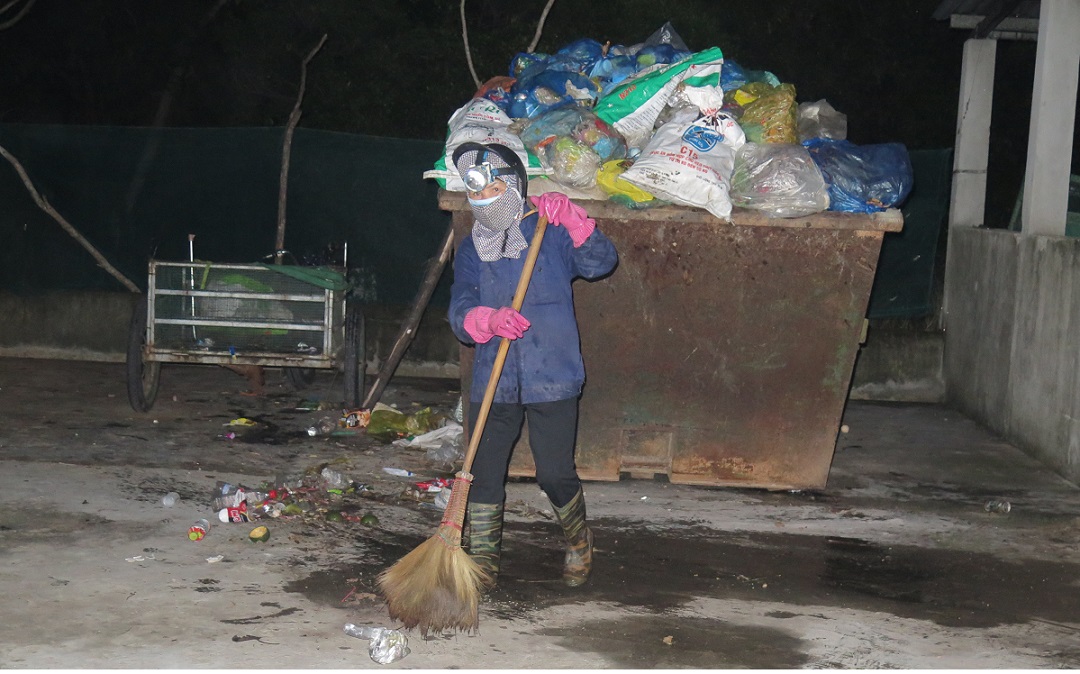 Chị Cam thu gom rác