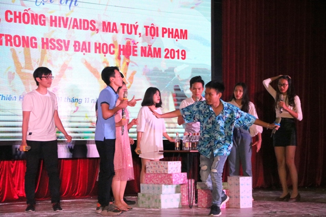 Sinh viên tuyên truyền phòng, chống tệ nạn xã hội