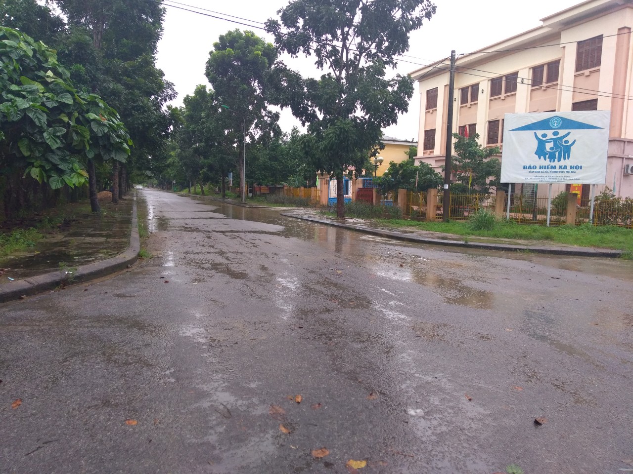 Xử lý ngập cục bộ ở thị trấn Khe Tre