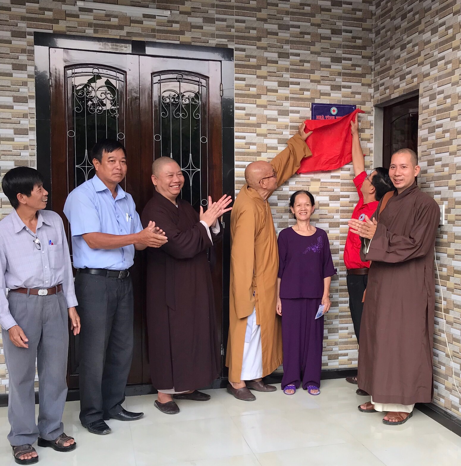 Hương Thủy Bàn giao Nhà Chữ thập đỏ cho gia đình khó khăn